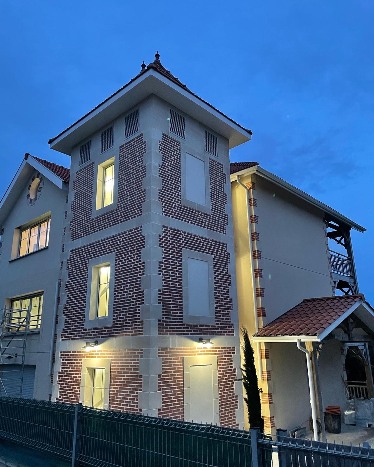 Immeuble rénové nuit RESSOURCES BTP